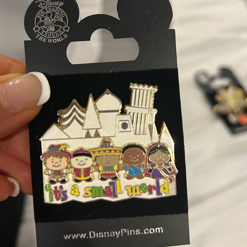 Disney It's a Small World trading pin